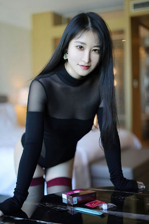 爱屋及乌？关晓彤穿短裙踢足球 向男友鹿晗靠齐