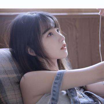 救护车被撞侧翻 小伙儿踹窗救出5人