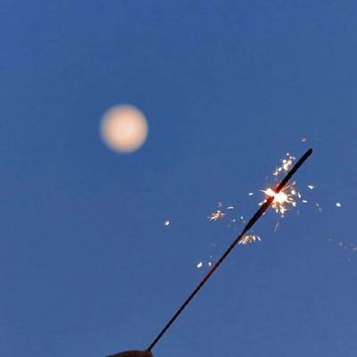爱屋及乌？关晓彤穿短裙踢足球 向男友鹿晗靠齐